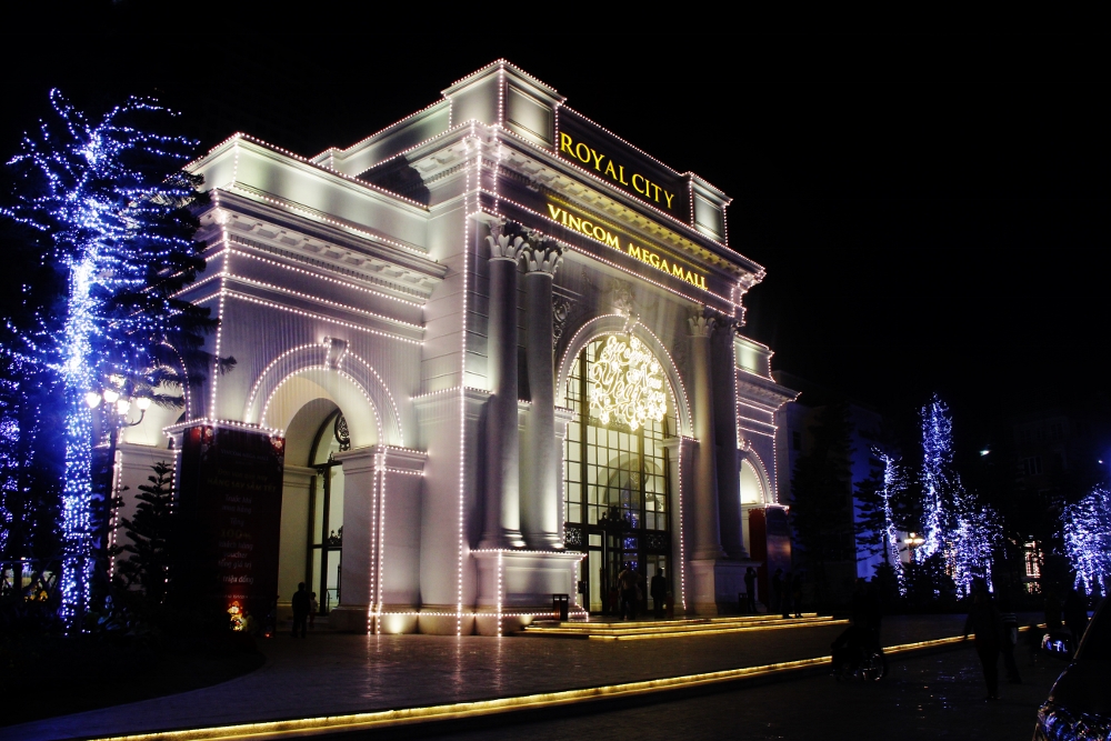 Hà Nội rực rỡ đèn hoa đón Xuân ảnh 7